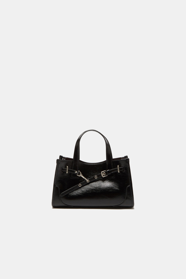 페르미에 데이 토트 27은 여성용 가방으로, 세련된 출근룩과 모임룩을 완성하는 데 적합합니다. 블랙 컬러의 합성가죽 소재에 버클과 벨트 디테일로 포인트를 주어 클래식, 미니멀, 시크한 스타일을 연출합니다. 미디엄 사이즈의 사각 가방으로, 3way 착용이 가능하며, 탈부착 스트랩과 사이즈 조절 기능을 갖춰 실용성을 더했습니다. 광택 있는 마감과 실버 하드웨어, 내부 포켓 1개, 11인치 아이패드 수납 가능 등 섬세한 디자인과 기능성을 갖춘 데일리 토트백입니다. 버클형 잠금 방식으로 소지품을 안전하게 보관할 수 있습니다.
