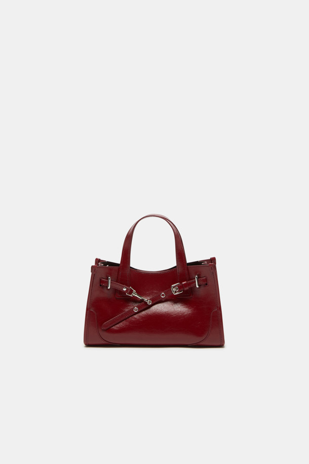 페르미에 데이 토트 27은 여성스러운 감각을 더해줄 미디엄 사이즈 토트백입니다. 광택감 있는 합성가죽 소재에 버클과 체인 디테일이 더해져 미니멀하면서도 시크한 스타일을 연출합니다. 탈부착 가능한 스트랩으로 숄더백, 토트백, 크로스백 등 3가지 형태로 활용 가능하며, 내부 수납공간과 11인치 아이패드 수납이 가능하여 실용성을 높였습니다. 사각 쉐입에 세련된 커팅 라인, 은색 하드웨어, 버클형 잠금 방식으로 디자인되었으며, 일상 및 데일리룩에 폭넓게 활용할 수 있습니다.
