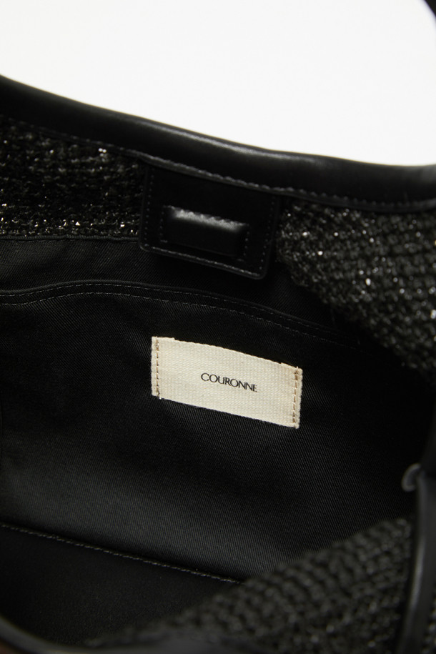 세느 토트 30 라피아는 여성용 가방으로, 은은한 실버 컬러의 라피아 소재와 합성가죽의 조화가 돋보이는 제품입니다. 콤팩트한 사이즈에 무지 패턴으로 어떤 스타일에도 잘 어울리며, 사각 형태의 디자인과 실버 하드웨어 장식이 세련됨을 더합니다. 가볍고 방수, 생활 방수가 가능하며, 2-way 착용 방식으로 실용성을 높였습니다. 내부 포켓이 있어 수납력을 높였으며, 부드럽고 유연한 소재, 넉넉한 밑면, 뛰어난 수납력, 그리고 내구성이 강화되어 튼튼하게 오래 사용할 수 있습니다. 여름 휴가룩, 리조트룩, 바캉스룩에 매치하여 미니멀, 리조트, 클래식 스타일을 연출해보세요.
