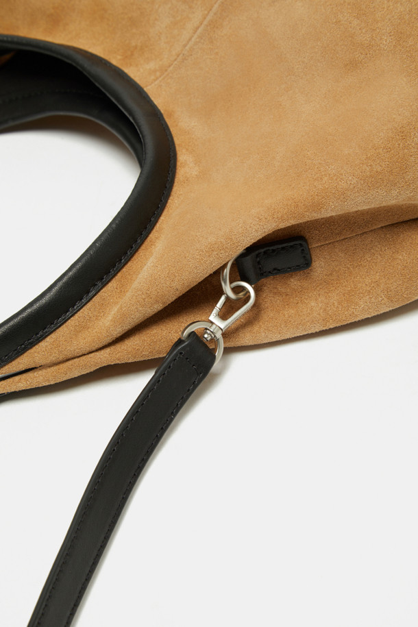 세느 토트 30 스웨이드는 미니멀하고 클래식한 스타일을 추구하는 여성들을 위한 가방입니다. 부드러운 스웨이드 소재와 반원 형태의 디자인이 특징이며, 브라운과 블랙 두 가지 색상으로 만나볼 수 있습니다. 30 사이즈의 미디엄 토트백으로, 지퍼형 잠금 방식으로 소지품을 안전하게 보관할 수 있습니다. 출근룩, 오피스룩, 모임룩 등 다양한 TPO에 활용 가능한 데일리 아이템입니다. 세련된 디자인은 시크한 무드를 연출합니다.
