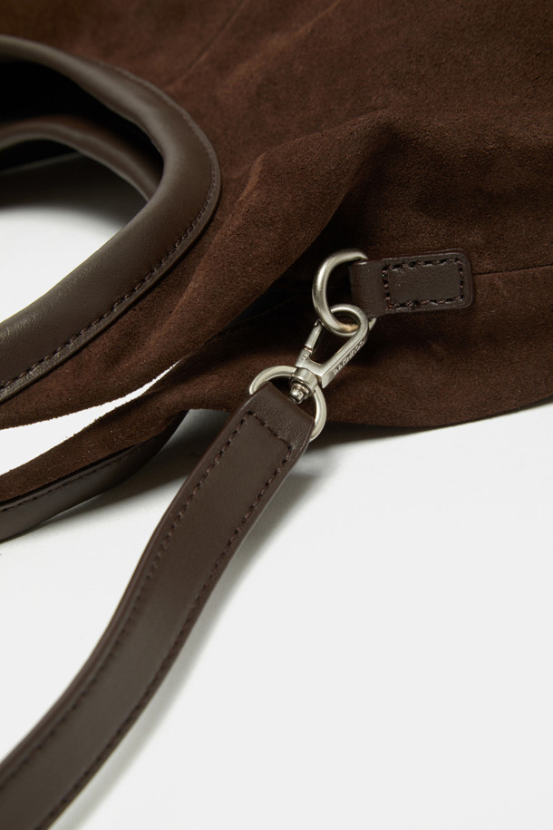 세느 토트 30 스웨이드는 여성스러운 데이트룩, 모임룩에 어울리는 가방입니다. 부드러운 스웨이드 소재와 브라운 색상이 클래식하고 미니멀하며 시크한 분위기를 연출합니다. 미디엄 사이즈에 반원 모양으로 디자인되어 있으며, 숄더 스트랩으로 편안하게 착용할 수 있습니다. 무지 디자인에 오픈형 잠금 방식으로, 소지품을 쉽게 넣고 꺼낼 수 있습니다. 일상생활에서 세련되게 스타일링하기 좋은 토트백입니다.
