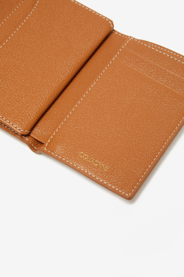 파사드 노아 하프 월렛은 부드러운 소가죽 소재에 엠보싱 패턴으로 고급스러움을 더한 반지갑입니다. 데이트룩, 쇼핑룩, 모임룩 등 다양한 TPO에 어울리며, 클래식, 미니멀, 시크한 스타일을 연출하기 좋습니다. 내부에는 6개의 카드 수납 공간, 1개의 지폐 수납 공간, 1개의 지퍼 수납 공간, 그리고 1개의 교통카드 수납 공간이 있어 수납력을 높였습니다. 지퍼형 잠금 방식으로 소지품을 안전하게 보관하며, 골드 또는 실버 하드웨어 장식이 세련된 포인트를 더합니다. 스크래치 방지 기능으로 오랫동안 깔끔하게 사용할 수 있습니다.
