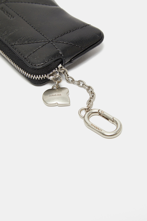 "Ivresse 미니 카드"는 심플하고 클래식한 무드를 연출하는 소가죽 소재의 미니 카드지갑입니다. 크림색과 실버 색상으로 출시되었으며, 곡선형 디자인에 메달과 크라운 모티브 장식이 포인트입니다. 키, 동전, 카드를 수납할 수 있으며, 내부 우측 포켓과 카드 슬롯 1개가 있어 실용적입니다. 지갑 겸 백참으로도 활용 가능하여 데이트룩, 모임룩, 쇼핑룩 등 다양한 TPO에 시크하게 매치할 수 있습니다. 실버 컬러의 하드웨어가 고급스러움을 더합니다.
