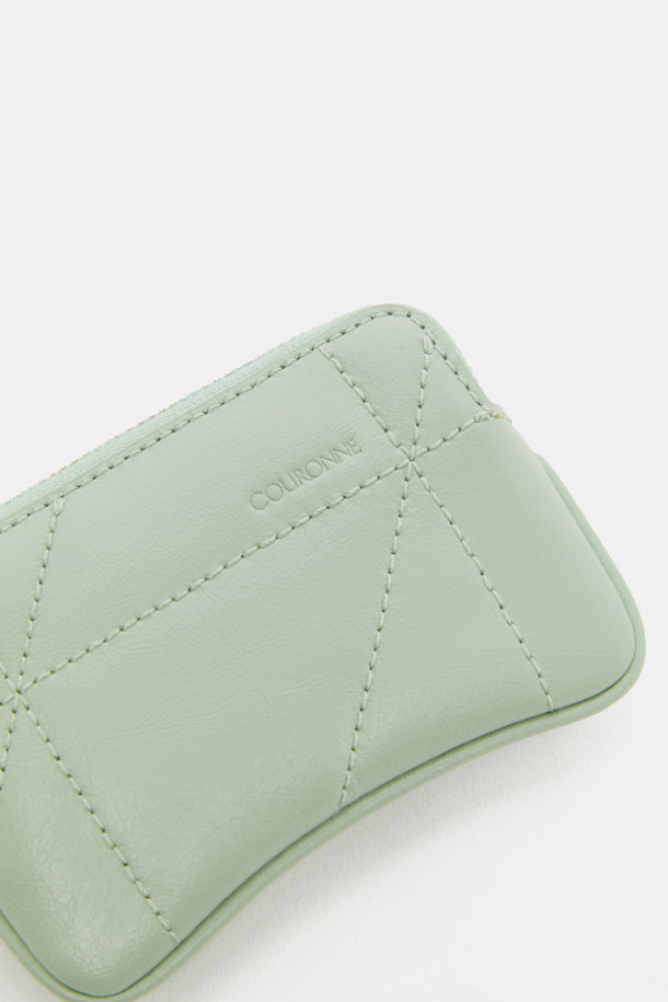 Ivresse Mini Card (이브레스 미니 카드)는 소가죽 소재의 미니 카드지갑입니다. 크림과 실버 두 가지 색상으로 출시되었으며, 곡선형 디자인에 메달과 크라운 모티프 장식이 더해져 클래식하고 시크한 무드를 연출합니다. 키, 동전, 카드 수납이 가능하며, 참(Charm)을 함께 매치하여 나만의 개성을 드러낼 수 있습니다. 내부 우측 포켓 1개와 메인 수납공간 1개로 구성되어 있으며, 데이트룩, 쇼핑룩, 카페룩 등 다양한 TPO에 활용하기 좋습니다.
