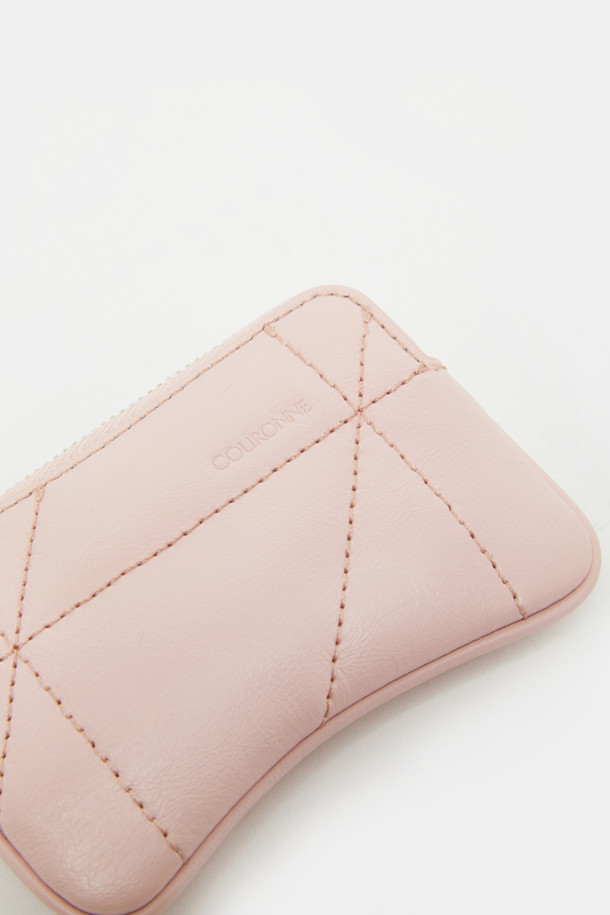 세련된 곡선형 디자인이 돋보이는 아이브레스 미니 카드 지갑입니다. 부드러운 소가죽과 면 소재로 제작되어 고급스러운 질감을 자랑하며, 크림 컬러가 어떤 스타일에도 은은하게 어울립니다. 열쇠, 동전, 카드 등 꼭 필요한 소지품을 실용적으로 수납할 수 있으며, 메달 디자인으로 포인트를 더했습니다. 데이트룩, 카페룩, 쇼핑룩 등 다양한 TPO에 클래식, 미니멀, 시크한 스타일을 더하여 지갑 또는 백참으로 활용해보세요. 타임리스 시크 디자인으로 오랫동안 소장할 수 있는 아이템입니다.
