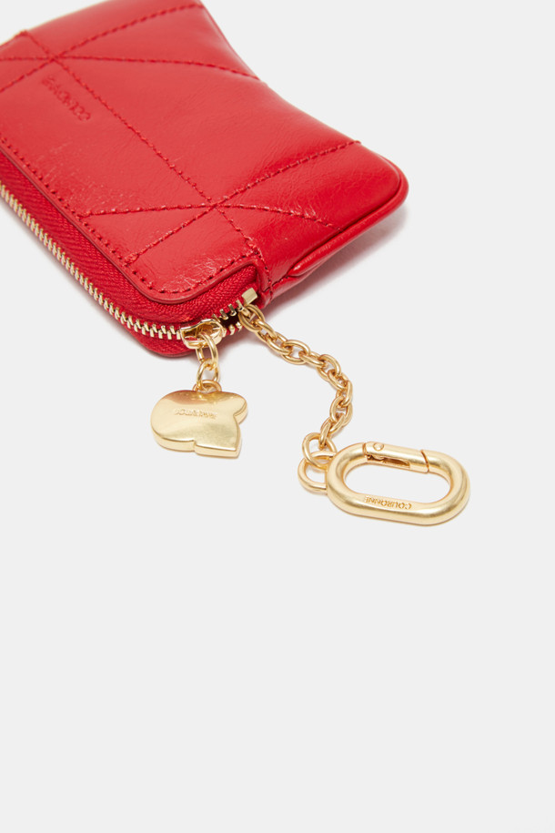 아이브레스 미니 카드 지갑은 크림 컬러의 소가죽과 면 소재로 제작되어 부드러운 질감을 선사합니다. 미니 사이즈로, 곡선 실루엣과 실버 하드웨어, 메달 장식이 더해져 클래식하면서도 시크한 매력을 풍깁니다. 키, 동전, 카드 수납이 가능하며, 지갑이나 가방 참으로 활용할 수 있어 실용적입니다. 우측 내부 포켓 1개와 메인 수납공간 1개가 있어 수납력을 높였습니다. 데이트룩, 카페룩, 쇼핑룩 등 다양한 TPO에 미니멀하게 포인트를 줄 수 있습니다.
