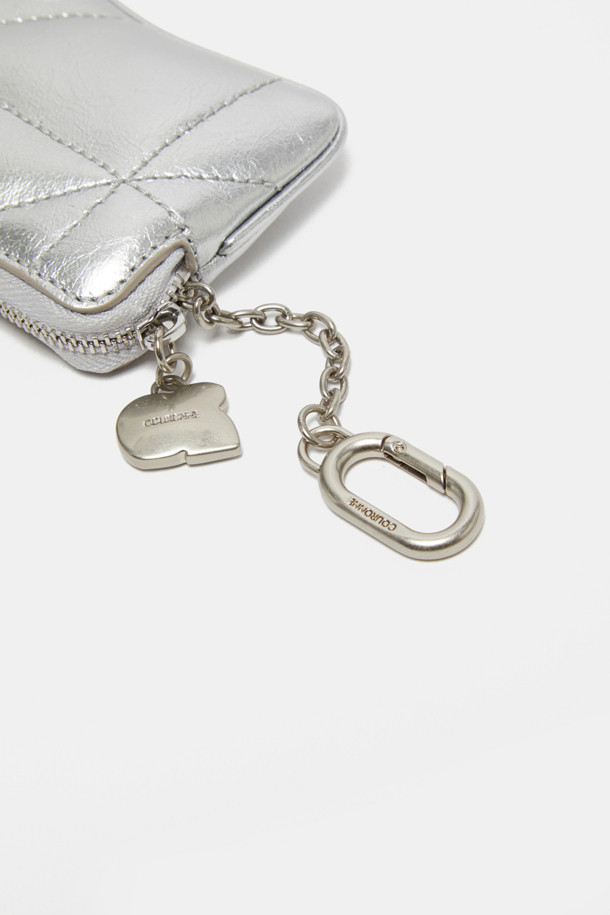 "Ivresse Mini Card (이베르스 미니 카드)"는 소가죽 소재의 여성용 미니 카드지갑입니다. 크림과 실버 두 가지 색상으로, 퀄팅 처리된 곡선형 디자인에 Goulon에서 영감을 받은 메달 장식이 돋보입니다. 키, 동전, 카드를 간편하게 수납할 수 있으며, 참(Charm)을 걸어 나만의 개성을 더할 수 있습니다. 미니멀하면서도 클래식한 스타일로, 일상에서 세련된 포인트를 더해줍니다. 실버 컬러 하드웨어가 고급스러움을 더합니다.
