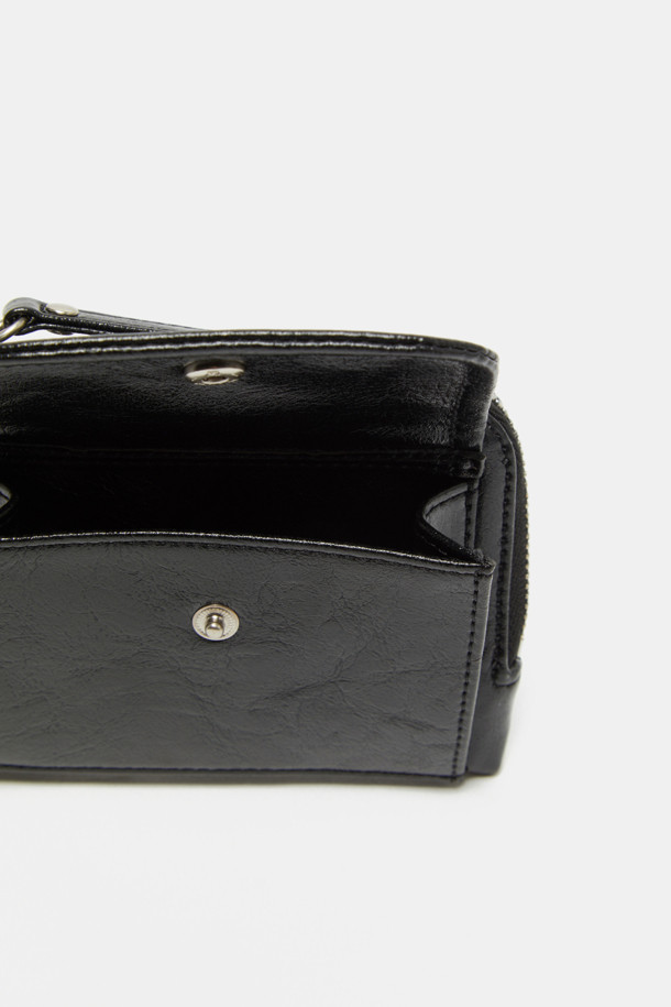 Buttony(버터니) 포켓 지갑은 빈티지 크랙 무늬의 합성가죽 소재로 제작되어 클래식하고 미니멀한 스타일을 연출합니다. 블랙과 브라운 두 가지 색상으로 출시되었으며, 생활 방수 기능으로 실용성을 높였습니다. 지퍼형 메인 수납공간과 탈부착 가능한 앞면 포켓, 타원형 키링, 앞면 메인 포켓 1개, 내부 우측 포켓 1개로 넉넉한 수납력을 자랑합니다. 가볍고 광택 마감 처리가 되어 있어 데이트룩, 쇼핑룩, 카페룩 등 다양한 TPO에 활용하기 좋습니다.
