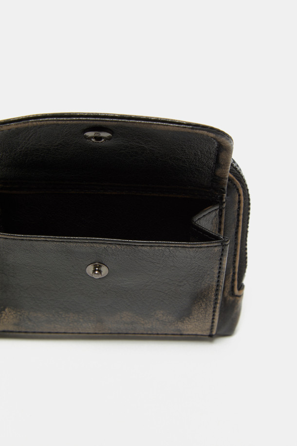 Buttony 포켓 월렛은 블랙과 브라운 두 가지 색상으로 제공되는 공용 반지갑입니다. 부드러운 질감의 합성가죽 소재에 빈티지 텍스처와 광택 마감으로 고급스러움을 더했습니다. 사각 디자인에 버클 장식이 포인트이며, 탈부착 가능한 앞면 포켓과 키링을 포함하여 실용성을 높였습니다. 지퍼형 잠금 방식으로 소지품을 안전하게 보관할 수 있으며, 다양한 수납공간을 갖춰 데이트룩, 쇼핑룩, 모임룩 등 어떤 스타일에도 잘 어울립니다. 심플하면서도 세련된 클래식, 미니멀, 캐주얼 스타일을 연출해보세요.
