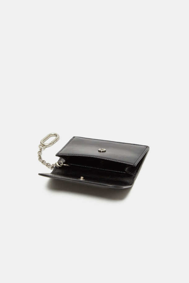 Billo 플랫 카드 지갑은 천연 가죽 소재의 미니멀하고 시크한 카드 지갑입니다. 블랙 컬러의 무지 디자인에 광택 있는 표면이 돋보이며, 4개의 카드 슬롯과 1개의 메인 수납공간으로 컴팩트한 수납력을 제공합니다. 체인 및 실버 하드웨어 디자인 장식으로 세련된 포인트를 더했으며, 키링 기능으로 실용성을 높였습니다. 데이트룩, 쇼핑룩, 모임룩 등 다양한 TPO에 활용 가능하며, 체인 부착이 가능하여 스타일 연출의 폭을 넓힐 수 있습니다. 사각 형태의 디자인은 클래식한 매력을 더합니다.
