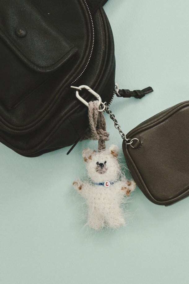 Nounou Charm (누누 참)은 여성용 장식품으로, 부드러운 털실 소재와 베이지 컬러가 특징입니다. 인형 모양의 참 장식으로, 데이트룩 및 모임룩에 걸리시, 클래식, 미니멀 스타일을 더해줍니다. 스트랩 형태로 제작되어 다양한 곳에 간편하게 걸어 장식할 수 있습니다. 무지 패턴으로 어떤 스타일에도 잘 어울리며, 당신의 개성을 돋보이게 해줄 아이템입니다.
