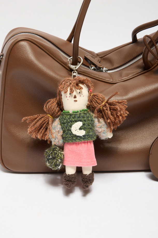 사랑스러운 천사 인형 디자인이 돋보이는 "쿠론 참"입니다. 브라운, 그린, 핑크 세 가지 다채로운 컬러로 만나볼 수 있으며, 부드러운 패브릭 소재로 제작되어 편안한 사용감을 선사합니다. 캐주얼 스타일의 이 키링은 일상에서 포인트 액세서리로 활용하기 좋으며, 특히 크리스마스 룩에 매치하여 특별한 분위기를 연출할 수 있습니다. 소중한 사람에게 선물하기에도 좋은 아이템입니다.
