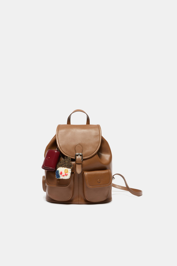 포근한 분위기를 더해줄 홈 니트 참입니다. 부드러운 울과 니트 소재로 제작되어 따뜻하고 포근한 촉감을 선사하며, 겨울철 인테리어 장식으로 활용하기 좋습니다. 화이트와 브라운 컬러, 자수 또는 프린트 무늬, 태슬 디테일로 캐주얼하고 아늑한 스타일을 연출합니다. 톡톡한 두께감과 수제작 특유의 따스함이 돋보이며, 집콕룩에 포인트를 더해줄 사랑스러운 인형입니다.
