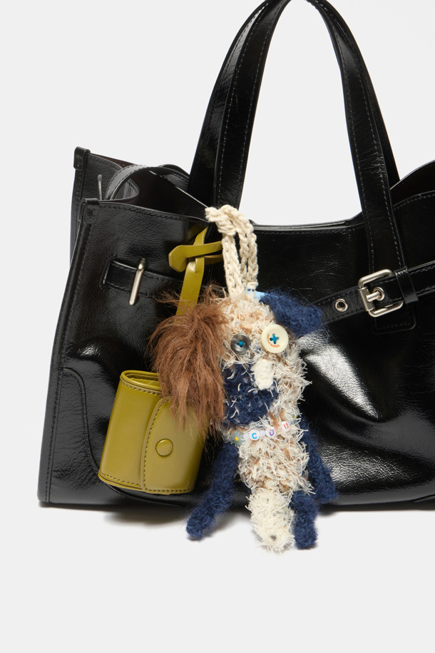 사랑스러운 디자인의 쿠쿠 참 (Coucou Charm)입니다. 니트 소재로 제작되어 부드러운 촉감을 선사하며, 블루와 베이지 두 가지 색상으로 만나볼 수 있습니다. 미니 사이즈로 제작되어 일상 속에서 간편하게 사용할 수 있으며, 귀여운 동물 모티브에 퍼 장식이 더해져 걸리시, 미니멀, 캐주얼 스타일을 완성합니다. 데이트룩, 모임룩에 포인트를 더해줄 장식용 키링/참으로 활용해보세요.
