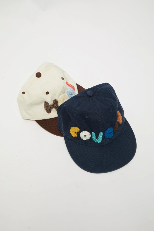 레터링 볼 캡은 캐주얼, 미니멀, 시티보이 스타일을 즐기는 분들을 위한 아이템입니다. 부드러운 면 소재로 제작되어 편안한 착용감을 선사하며, 봄, 여름, 가을 계절에 활용하기 좋습니다. 화이트와 네이비 두 가지 색상으로 출시되어 다양한 룩에 매치하기 용이합니다. 레터링과 배색 디테일이 돋보이며, 모자 깊이는 일반, 챙 넓이도 일반적인 스타일입니다. 산책룩, 여행룩 등 일상에서 폭넓게 활용할 수 있으며, 뒷부분은 조절 가능하여 편리하게 착용할 수 있습니다.
