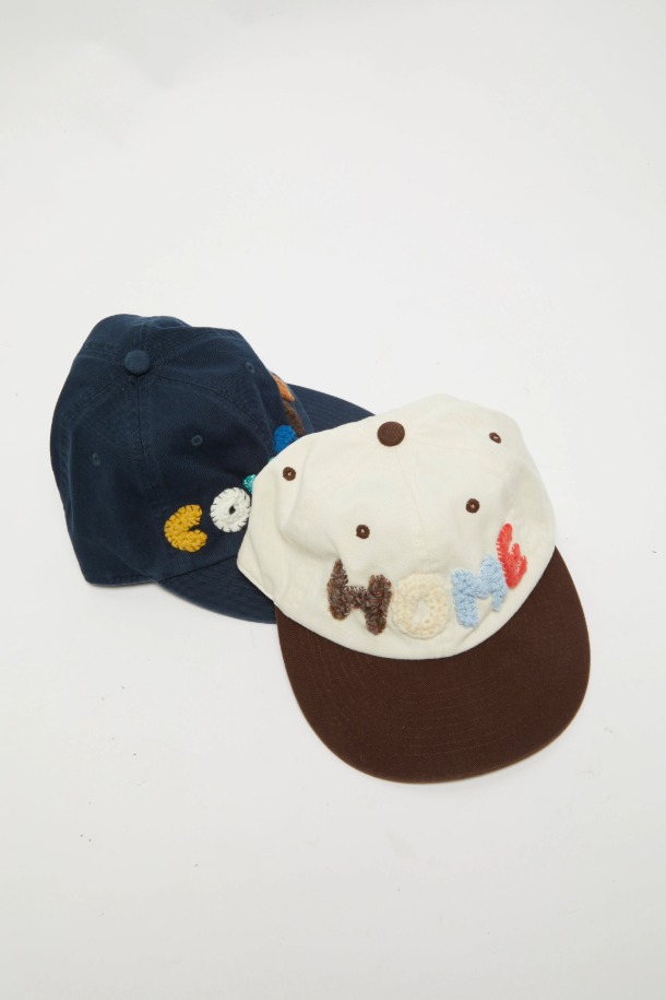 레터링 볼 캡은 캐주얼, 미니멀, 시티보이 스타일을 즐기는 분들을 위한 아이템입니다. 부드러운 면 소재로 제작되어 봄, 여름, 가을에 편안하게 착용할 수 있으며, 일상복에 잘 어울립니다. 화이트와 네이비 두 가지 색상으로 제공되며, 레터링 디자인이 돋보입니다. 일반 깊이와 챙 넓이로 누구나 부담 없이 착용 가능하며, 뒤쪽 스트랩으로 사이즈 조절이 용이합니다. 산책룩, 여행룩 등 다양한 TPO에 활용하여 스타일리시함을 더해보세요.
