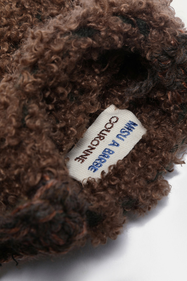 Haru Cross 16 Knit (하루 크로스 16 니트)는 니트 소재로 제작된 여성용 스몰 사이즈 크로스백입니다. 브라운 컬러의 무지 디자인에 니트 텍스처가 더해져 캐주얼하면서도 미니멀한 스타일을 연출합니다. 긴 스트랩으로 어깨에 편안하게 멜 수 있으며, 사각 모양으로 데이트룩, 산책룩, 여행룩 등 다양한 TPO에 활용 가능합니다. 클래식한 무드를 더해주는 이 가방은 니트 소재 특유의 부드러움으로 편안한 착용감을 선사합니다.
