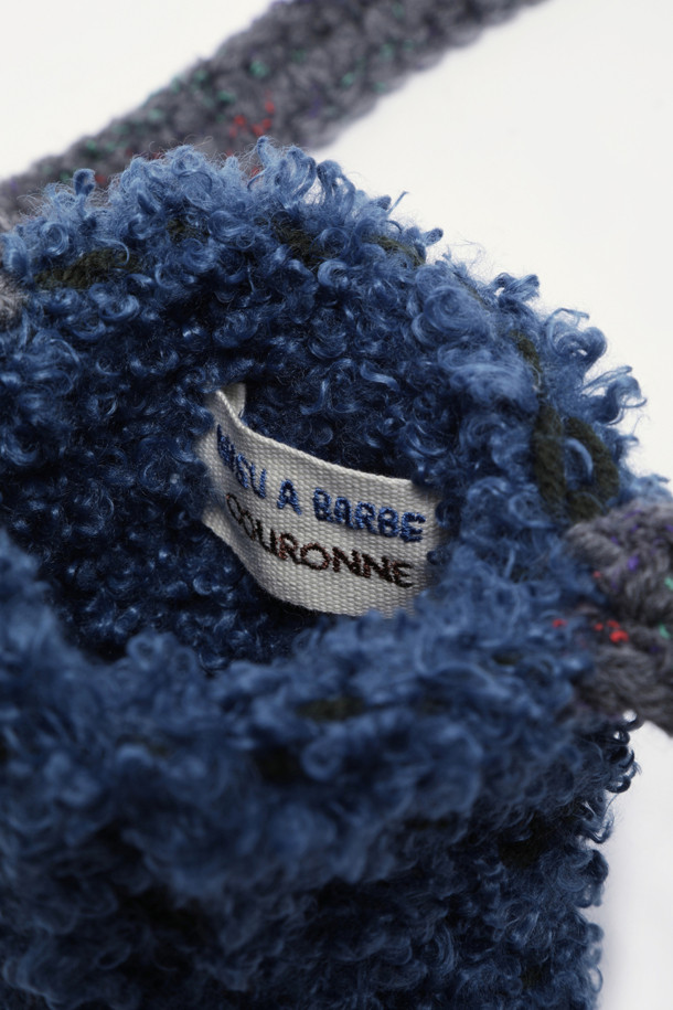 Haru Cross 16 Knit (하루 크로스 16 니트)는 캐주얼 스타일의 여성용 크로스백입니다. 미디엄 사이즈의 사각 가방으로, 니트 소재와 니트 패턴, 니트 디테일이 돋보입니다. 블루, 화이트 두 가지 컬러로 출시되었으며, 16 사이즈로 제작되었습니다. 일상생활에서 활용하기 좋은 실용적인 가방으로, 니트 소재 특유의 따뜻하고 부드러운 느낌을 더했습니다.
