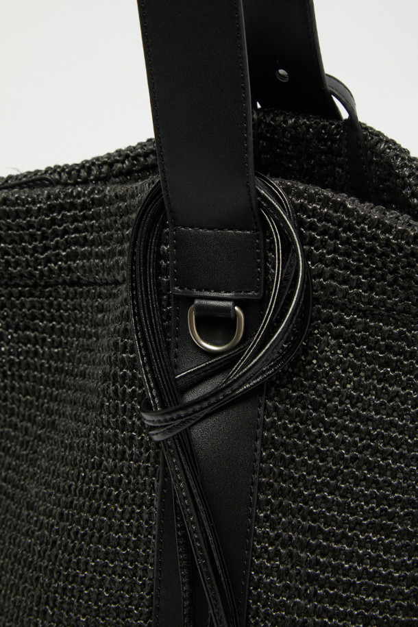 Haru Shoulder 24 Raffia (하루 숄더 24 라피아)는 여성 고객을 위한 미디엄 사이즈 숄더백입니다. 라피아와 합성가죽 소재로 제작되었으며, 실버 하드웨어 디테일이 돋보입니다. 무지 패턴에 사각 모양으로, 자연스러운 실루엣과 부드러운 촉감을 선사합니다. 아이패드 13인치 수납이 가능하며, 내부 포켓 1개, 분리형 참 장식, 슬림 스트랩, 2way 착용이 가능한 실용적인 디자인입니다. 여행, 휴가, 리조트룩에 어울리는 미니멀, 리조트, 클래식 스타일의 가방으로, 오염 방지 기능과 깔끔한 외관을 자랑합니다.
