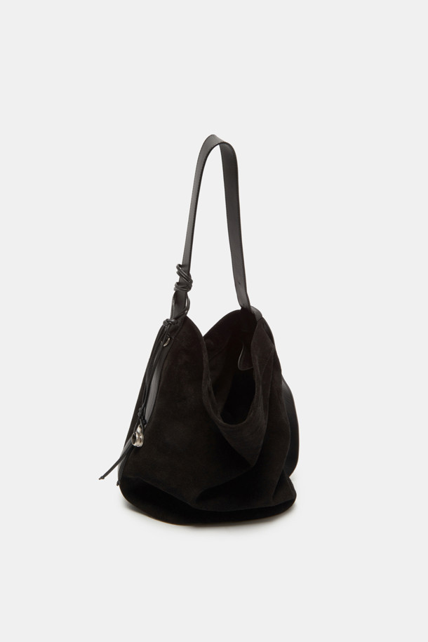 Haru Shoulder 24 Suede (하루 숄더 24 스웨이드)는 여성 및 남성 모두 착용 가능한 미디엄 사이즈의 숄더백입니다. 블랙과 브라운 두 가지 색상으로 출시되었으며, 스웨이드와 가죽 소재를 사용하여 고급스러운 느낌을 줍니다. 사각 쉐입에 마그네틱형 잠금 방식으로 편리하며, 13인치 아이패드 수납이 가능합니다. 숄더 및 슬림 스타일 2way로 연출할 수 있으며, 데일리 쇼핑룩에 어울리는 클래식, 미니멀, 시크 스타일의 가방입니다. 자연스러운 실루엣과 착용감으로 편안하게 사용할 수 있으며, 내부 포켓 1개와 디자인 참 장식이 포인트입니다.
