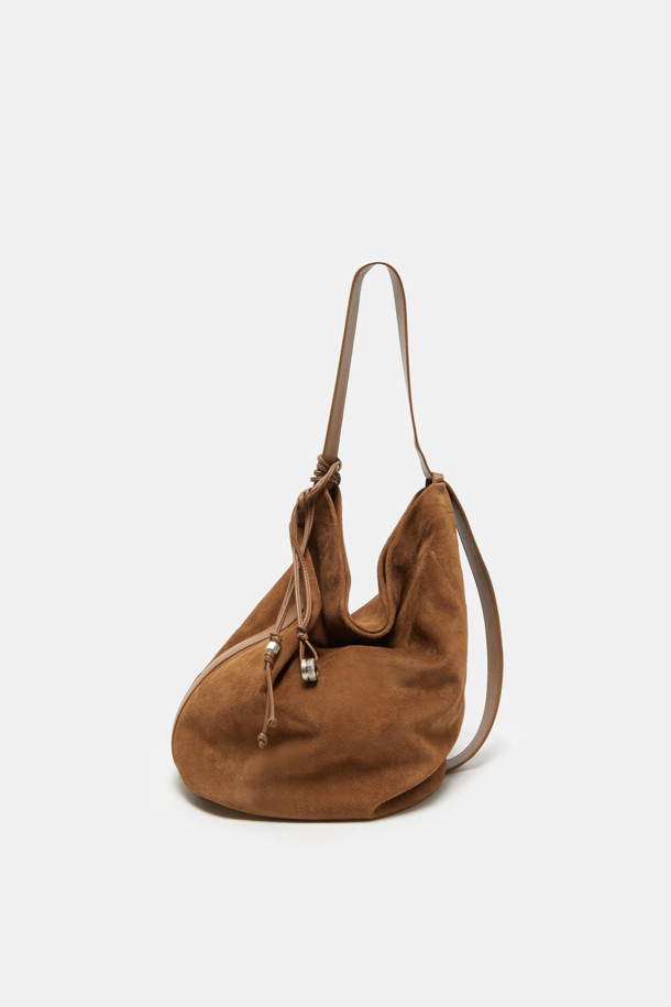 "Haru Shoulder 24 Suede(하루 숄더 24 스웨이드)"는 스웨이드와 가죽 소재의 조화가 돋보이는 미디엄 사이즈 숄더백입니다. 블랙과 브라운 두 가지 색상으로 출시되었으며, 은색 하드웨어 참 장식이 시크함을 더합니다. 탈부착 및 길이 조절 가능한 스트랩으로 2way 착용이 가능하며, 반원 형태의 디자인과 자연스러운 드레이핑 실루엣이 특징입니다. 

13인치 아이패드 수납이 가능하며, 내부에 포켓이 있어 실용성을 높였습니다. 깔끔한 외관과 마그네틱형 잠금 방식으로 데이트룩, 쇼핑룩 등 일상 용도로 폭넓게 활용할 수 있으며, 클래식, 미니멀, 시크 스타일을 연출하기에 좋습니다. 아이폰/아이패드/맥북 프로 수납이 가능하고, 사용할수록 자연스러운 에이징 효과를 느낄 수 있습니다.
