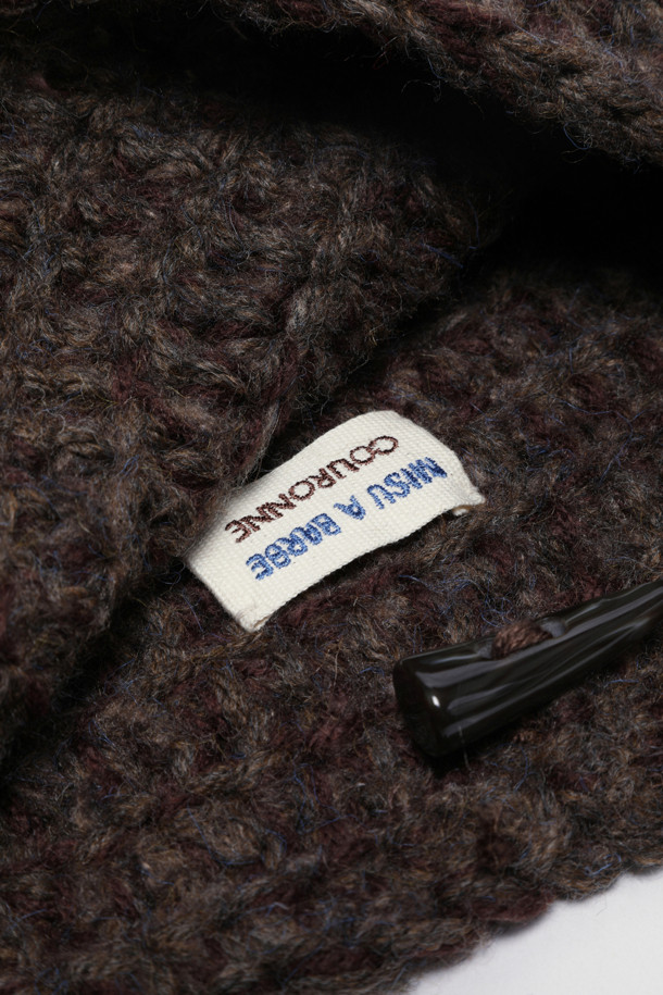 Haru Shoulder 38 Knit (하루 숄더 38 니트)는 캐주얼하고 미니멀한 스타일을 추구하는 여성 고객을 위한 숄더백입니다. 부드러운 니트 소재로 제작되어 포근한 느낌을 주며, 무지 디자인으로 어떤 스타일에도 잘 어울립니다. 가방 사이즈는 미디엄이며, 사각 형태의 숄더백에 숄더 스트랩이 있어 편안하게 착용할 수 있습니다. 일상생활에서 활용하기 좋은 실용적인 가방으로, 다양한 코디에 매치하여 스타일리시함을 더해보세요. 38 사이즈로 제작되었습니다.
