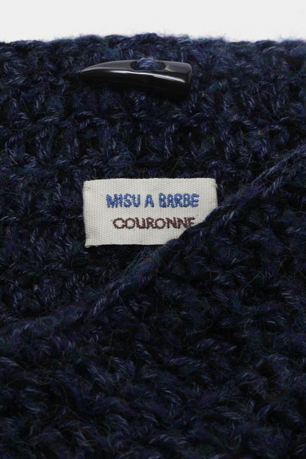 Haru Shoulder 38 Knit (하루 숄더 38 니트)는 캐주얼, 미니멀, 클래식 스타일을 즐겨 입는 여성 고객을 위한 숄더백입니다. 니트 소재로 제작되어 봄, 가을에 산책룩이나 데이트룩에 매치하기 좋습니다. 가방 모양은 반원 형태이며, 네이비 색상과 지퍼형 잠금 방식으로 디자인되었습니다. 미디엄 사이즈로 일상에서 활용하기 좋으며, 다양한 스타일 연출에 용이합니다. 사이즈는 38입니다.
