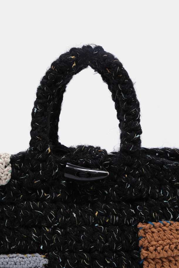 Coco (코코) 토트 32 니트, 당신의 세련된 스타일을 완성할 여성용 토트백입니다. 부드러운 니트 소재와 사각 형태, 퀄팅 디자인이 만나 클래식하면서도 시크한 분위기를 연출합니다. 블랙 색상에 Coco 로고 패턴으로 포인트를 주어 미디엄 사이즈의 넉넉한 수납공간과 숄더 스트랩으로 실용성을 더했습니다. 오피스룩, 모임룩, 데이트룩 등 어떤 TPO에도 잘 어울리며, 미니멀한 스타일을 추구하는 여성에게 적합한 아이템입니다. 지퍼형 잠금 방식으로 소지품을 안전하게 보관할 수 있습니다.
