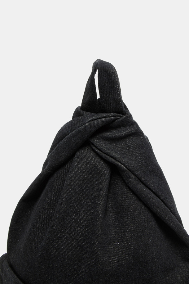 Mova 백팩 31 데님은 워시드 데님 블루 컬러의 미디엄 사이즈 백팩으로, 캐주얼과 빈티지 스타일을 연출합니다. 데님 소재에 사각 모양으로 디자인되었으며, 매듭과 지퍼 디테일이 돋보입니다. 13인치 디바이스 수납이 가능하며, 측면 및 내부 포켓, 등판 지퍼를 갖춰 수납력을 높였습니다. 조절 가능한 매듭 스트랩으로 편안하게 착용할 수 있으며, 동네 마실룩이나 여행룩에 잘 어울립니다.
