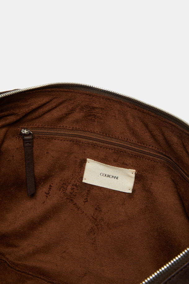 Faugeres 보우 크로스 47은 여성스러운 스타일을 강조하는 블랙 컬러의 미디엄 사이즈 크로스백입니다. 부드러운 합성가죽 소재에 반원 형태의 세련된 디자인이 돋보이며, 리본 장식이 포인트로 더해져 걸리시한 분위기를 자아냅니다. 숄더 스트랩으로 편안하게 착용 가능하며, 지퍼형 잠금 방식으로 소지품을 안전하게 보관할 수 있습니다. 데일리 캐주얼룩에 완벽하게 어울려 일상에서 활용하기 좋은 아이템입니다.
