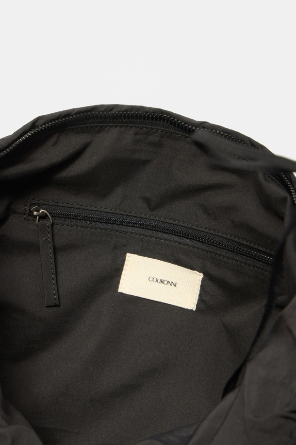 Ever Shirring Shoulder 56 (에버 셔링 숄더 56)은 부드러운 주름 텍스처가 돋보이는 여성 숄더백입니다. 나일론 소재의 미디엄 사이즈 사각 숄더백으로, 블랙 실버 컬러와 셔링 디자인이 특징입니다. 2way 방식으로 숄더 또는 크로스 형태로 착용 가능하며, 내부 포켓과 13인치 아이패드 수납이 가능하여 실용성을 높였습니다. 조절 가능한 스트랩과 블랙 실버 하드웨어 디테일이 돋보이며, 캐주얼, 미니멀, 시크 스타일을 연출하기 좋습니다. 동네 마실룩이나 쇼핑룩에 매치하여 데일리하게 활용할 수 있습니다.
