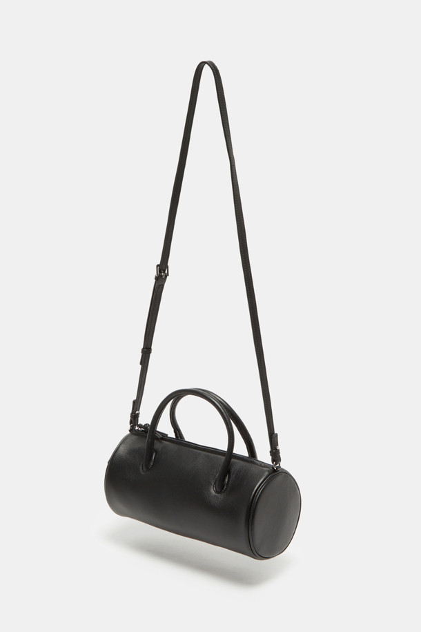 빌로 토트 26은 부드러운 촉감의 합성가죽 소재로 제작되어 편안한 착용감을 선사합니다. 엠보싱 패턴과 실버 하드웨어 장식이 어우러져 캐주얼하면서도 엘레강스한 스타일을 연출합니다. 가볍고 실용적인 디자인으로 3way 멀티 코디네이션이 가능하며, 탈부착 가능한 숄더 스트랩과 내부 포켓, 외부 플랩 포켓을 갖춰 수납력을 높였습니다. 일상생활뿐만 아니라 쇼핑이나 카페 방문 시에도 잘 어울리는 아이템입니다. 여름철에도 시원하게 착용할 수 있으며, 관리가 용이하여 실용적입니다.
