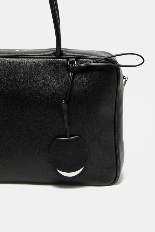 듀 토트 39는 여성용 미디엄 사이즈 토트백으로, 오피스룩, 출근룩, 모임룩에 잘 어울리는 가방입니다. 블랙 색상의 무지 패턴에 합성가죽 소재를 사용하여 클래식, 미니멀, 시크한 스타일을 연출합니다. 사각형 디자인에 지퍼형 잠금 방식을 갖췄으며, 방수 및 생활 방수 기능을 제공하여 실용성을 더했습니다. 3-way 컨버터블 디자인으로 탈부착 가능한 스트랩을 활용할 수 있으며, 내부 지퍼 포켓과 13인치 아이패드 수납이 가능합니다. 실버 하드웨어와 탈부착 가능한 미러 참 세트로 포인트를 더했습니다.
