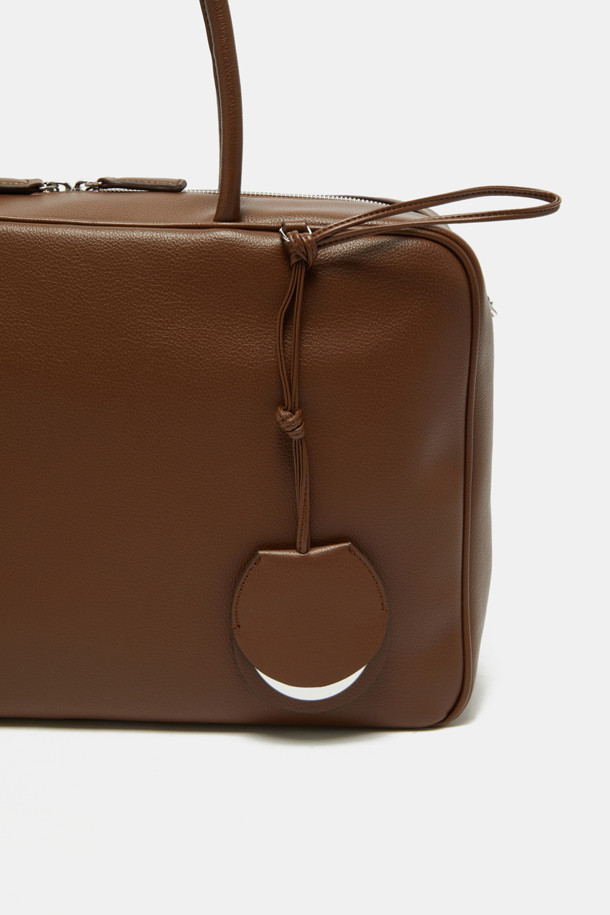 듀 토트 39는 부드러운 드레이핑 실루엣과 사각 형태가 돋보이는 여성 토트백입니다. 미디엄 사이즈로 제작되어 13인치 아이패드 수납이 가능하며, 내부 지퍼 포켓이 있어 소지품을 안전하게 보관할 수 있습니다. 합피 소재에 무지 디자인으로 클래식하고 모던한 스타일을 연출하며, 탈부착 스트랩과 미러 참 액세서리로 다양한 스타일을 소화할 수 있습니다. 출근룩과 오피스룩에 잘 어울리며, 3-way 멀티 스타일(토트/숄더/크로스바디)로 활용도가 높습니다. 아이폰, 아이패드, 맥북 프로까지 수납 가능한 실용적인 데일리 가방입니다.
