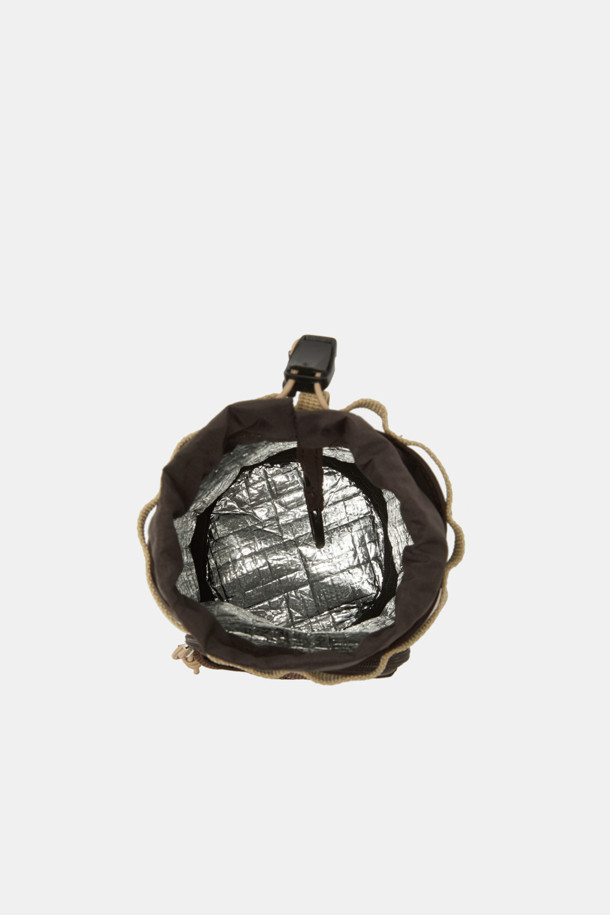 여성용 Bagel Bottle Pouch 9은 퍼플, 레드, 브라운 색상의 미디엄 사이즈 보틀 파우치입니다. 나일론 소재로 제작되었으며, 보온, 보냉 기능과 수납력을 갖춘 원통형 디자인이 특징입니다. 조절 가능한 스트랩, 외부 포켓 1개, 내부 포켓 및 수납공간, 블랙 하드웨어, 내부 쿨링 라이닝이 더해져 여행이나 아웃도어 활동에 유용하며, 메쉬 디자인 장식이 돋보입니다.
