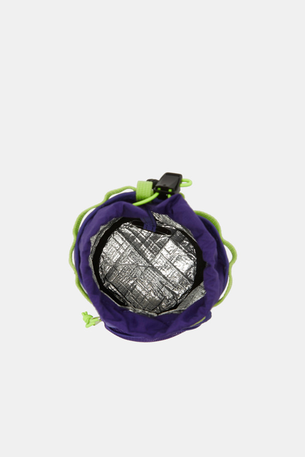 여성용 Bagel Bottle Pouch 9은 퍼플, 레드, 브라운 색상의 미디엄 사이즈 보틀 파우치입니다. 나일론 소재로 제작되었으며, 보온/보냉 기능과 수납력을 갖추고 여행, 아웃도어, 일상생활에서 유용하게 사용할 수 있습니다. 조절 가능한 스트랩, 외부 포켓 1개, 내부 포켓 1개, 단열 내부 라이닝, 블랙 하드웨어가 특징이며, 원통형 디자인에 메쉬 장식이 더해졌습니다.
