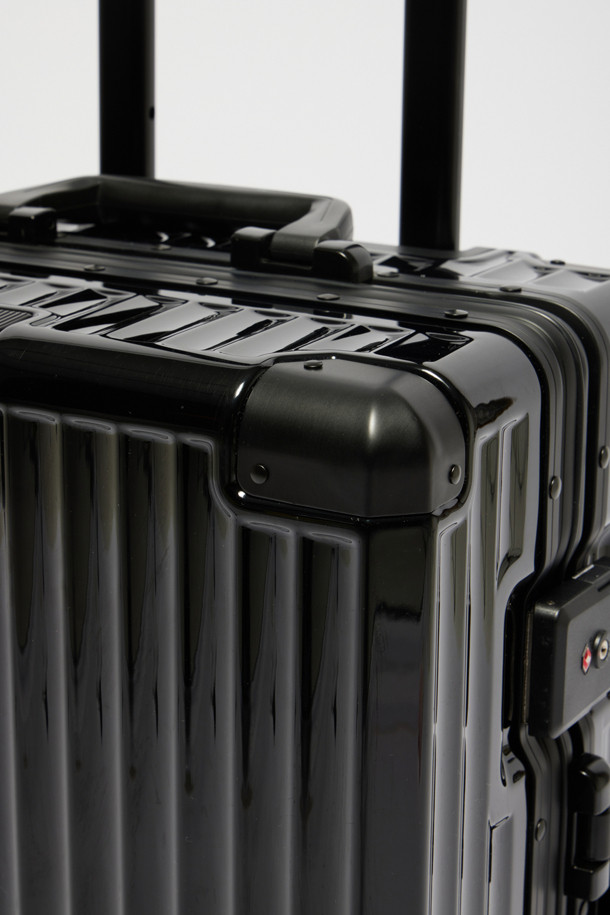 Bagel Luggage 20은 튼튼한 폴리카보네이트와 알루미늄 소재로 제작된 블랙 색상의 미디엄 사이즈 여행용 캐리어입니다. 내구성을 높이는 알루미늄 프레임과 코너 가드, 충격 방지 기능, TSA 잠금장치, 도난 방지 기능, 부드러운 우레탄 바퀴, 그리고 내용물 분리를 돕는 수납공간 구성으로 안전하고 편리한 여행을 지원합니다. 사각 디자인과 다이얼 잠금 방식을 갖춘 이 캐리어는 경량, 내열성을 더하여 여행의 동반자로서 훌륭한 선택이 될 것입니다.
