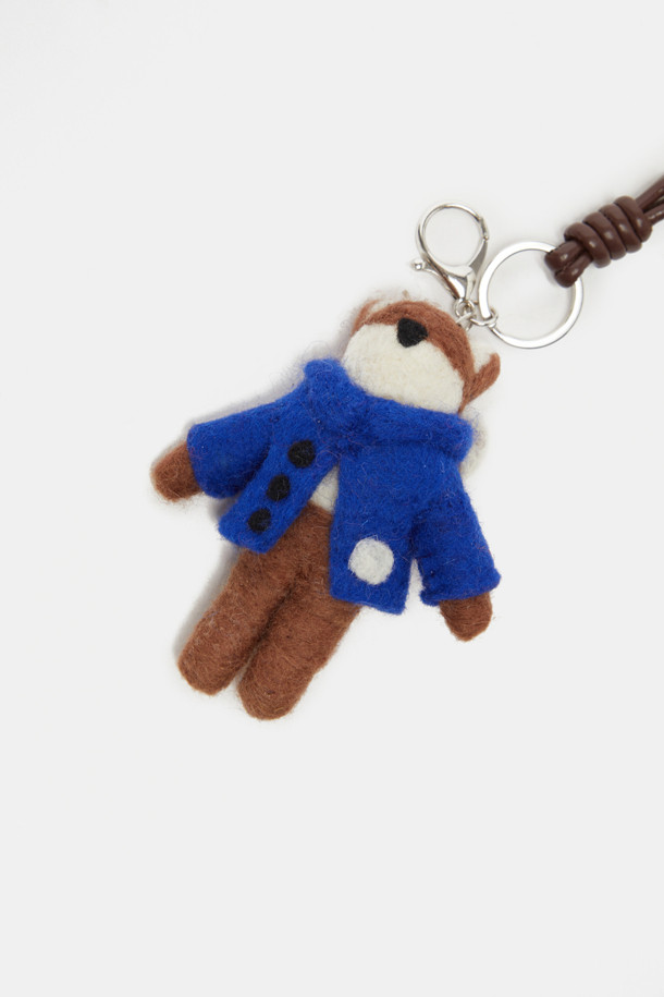 귀여운 강아지 캐릭터 디자인의 콜리 돌 참입니다. 브라운과 블루 두 가지 색상으로 만나볼 수 있으며, 폴리에스테르 소재로 제작되어 부드러운 촉감을 자랑합니다. 미니 사이즈로 제작되어 가방이나 열쇠고리에 간편하게 걸어 포인트를 줄 수 있습니다. 캐주얼, 미니멀 스타일의 아이템으로, 일상 속에서 개성 있는 연출을 도와줍니다. 체인 디자인으로 밋밋함을 덜었습니다.
