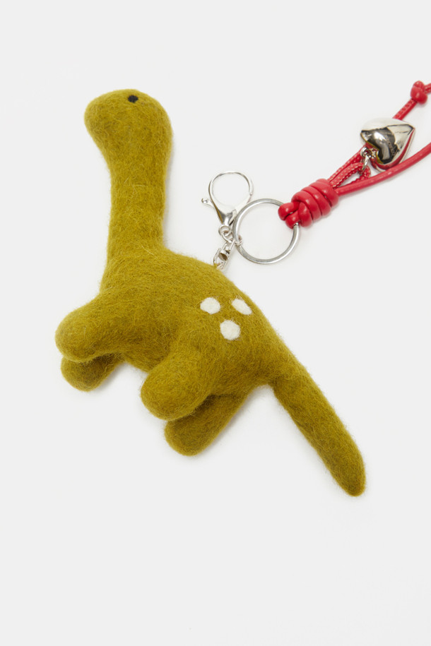 콜리 인형 참은 산책룩과 캐주얼, 미니멀 스타일 연출에 적합한 키링입니다. 머스타드와 레드의 두 가지 색상으로 제공되며, 플리스 소재로 제작되어 부드러운 촉감을 자랑합니다. 강아지 모양의 귀여운 캐릭터 디자인이 특징이며, 미니 사이즈로 제작되어 가방이나 액세서리에 포인트를 더하기 좋습니다. 일상생활에서 개성을 표현하고 싶을 때 활용해보세요.
