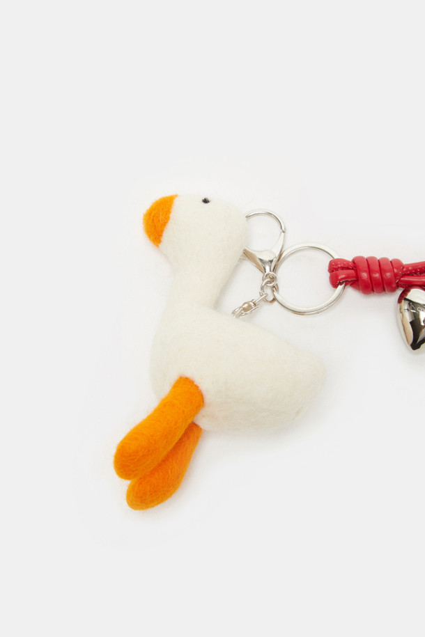 귀여운 강아지 캐릭터 디자인이 돋보이는 콜리 돌 참입니다. 부드러운 플리스 소재로 제작되어 따뜻하고 포근한 느낌을 주며, 화이트, 오렌지, 레드의 세 가지 다채로운 색상으로 만나볼 수 있습니다. 캐주얼하고 미니멀한 스타일로, 산책룩에 포인트를 더하기 좋습니다. 키링 고리가 포함되어 있어 가방이나 소지품에 간편하게 걸어 장식할 수 있으며, 앙증맞은 태슬 디테일이 사랑스러움을 더합니다. 일상 속에서 나만의 개성을 표현해보세요.
