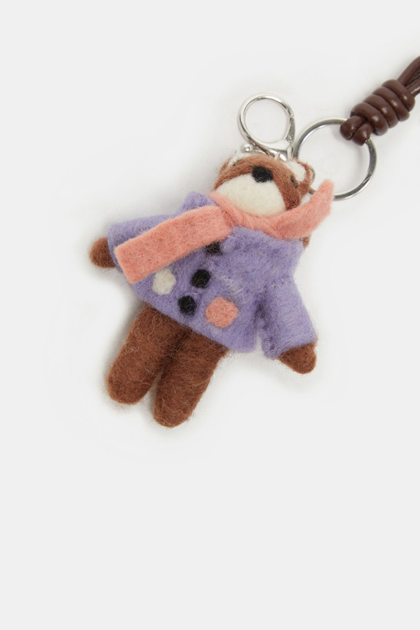 귀여운 강아지 캐릭터가 돋보이는 콜리 돌 참입니다. 브라운, 퍼플, 핑크 세 가지 사랑스러운 컬러로 만나볼 수 있습니다. 플리스 소재로 제작되어 부드러운 촉감을 자랑하며, 금속 체인 장식이 달려있어 캐주얼, 걸리시 스타일 모두에 잘 어울립니다. 가방이나 열쇠에 달아 개성 넘치는 포인트를 더해보세요. 키링 기능으로 실용성까지 갖춘 아이템입니다.
