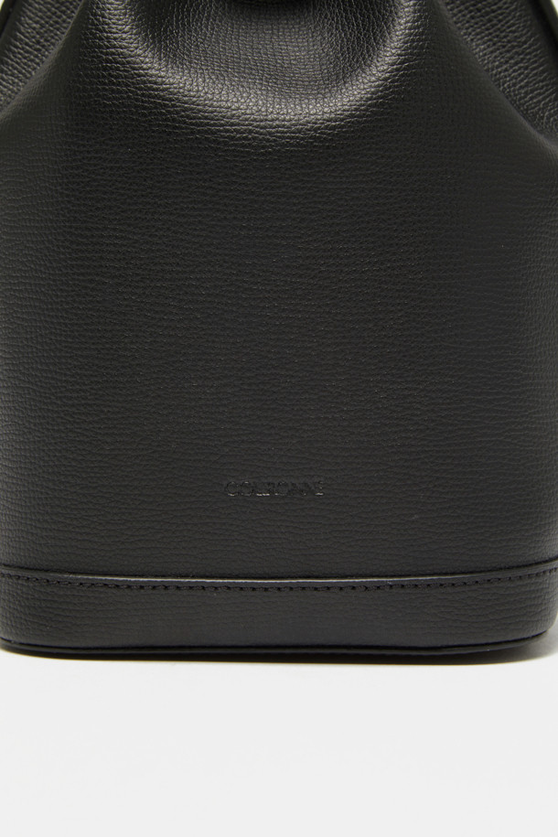 멜리아 크로스 15는 여성 고객을 위한 미디엄 사이즈의 버킷백입니다. 소가죽 소재에 격자무늬 패턴과 골드 도금 장식이 더해져 클래식, 미니멀, 시크한 스타일을 연출합니다. 탈부착 가능한 스트랩으로 숄더, 크로스, 핸들 스트랩 등 3가지 방식으로 활용 가능하며 내부 수납 포켓이 있어 실용적입니다. 데이트룩, 출근룩, 모임룩 등 다양한 TPO에 매치하여 세련된 스타일을 완성해 보세요. 무라벨 디자인으로 심플함을 더했습니다.
