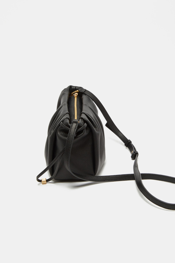 비아 크로스 25는 페미닌한 플리츠 바디와 스크류 디테일이 돋보이는 여성용 크로스백입니다. 부드러운 소가죽 소재와 미디엄 사이즈로 제작되어 데이트룩과 모임룩에 적합하며, 클래식, 미니멀, 걸리시 스타일을 모두 아우릅니다. 탈부착 가능한 스트랩으로 클러치백으로도 활용 가능하며, 내부에는 2개의 오픈 포켓이 있어 실용적입니다. 자연스러운 볼륨감을 살린 원통형 디자인과 골드 컬러 마감 브라스 하드웨어, 지퍼형 잠금 방식으로 고급스러움을 더했습니다.
