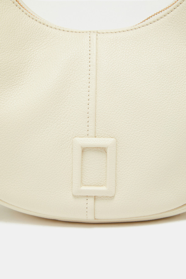 일랑(Ilang) 숄더 25는 부드러운 소가죽 소재의 미디엄 사이즈 숄더백입니다. 아이보리와 화이트 두 가지 색상으로 출시되었으며, 무지 디자인에 가죽 싸개 하드웨어 장식이 돋보입니다. 2way, 숄더 스트랩 기능으로 다양한 스타일 연출이 가능하며, 반원 모양에 가볍고, 내부 포켓 2개와 지퍼형 잠금 방식으로 실용성을 더했습니다. 데이트룩, 모임룩, 오피스룩 등 다양한 TPO에 클래식, 미니멀, 시크 스타일을 더해 세련된 룩을 완성해보세요. 크로스백으로도 활용 가능합니다.
