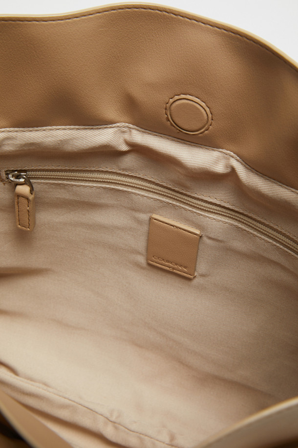 플러피 팝 숄더 34는 부드러운 나일론 소재로 제작된 여성용 숄더백입니다. 주름 디테일이 돋보이는 여성스러운 디자인으로, 탈부착 가능한 스트랩으로 다양한 스타일 연출이 가능합니다. 생활 방수 기능과 넉넉한 수납력, 내부 포켓과 지퍼 포켓으로 데일리 백으로 활용하기 좋습니다. 단, 날카로운 물건에 취약하니 주의하여 사용하십시오.
