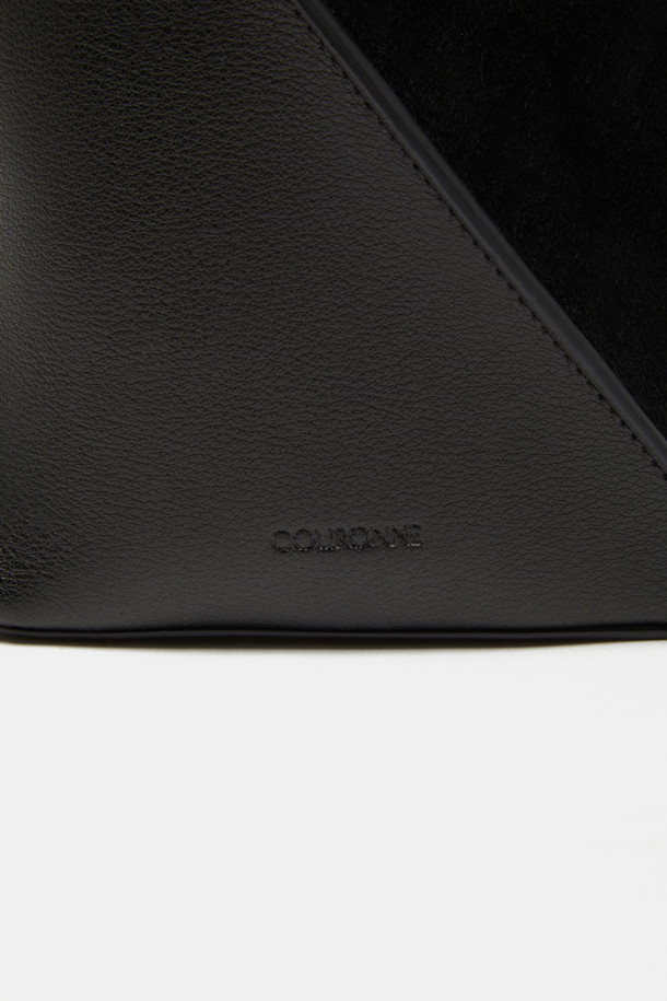 세련된 디자인의 Tenet 숄더 14 숄더백은 여성들을 위한 미디엄 사이즈 가방입니다. 부드러운 소가죽과 스웨이드 소재의 조화가 돋보이며, 무지 패턴에 링 장식으로 포인트를 더했습니다. 탈부착 가능한 스트랩과 분리형 파우치로 실용성을 높였으며, 3way 연출(숏 숄더, 롱 숄더, 크로스백)이 가능하여 다양한 스타일을 소화할 수 있습니다. 블랙과 브라운 두 가지 색상으로 출시되었으며, 실버 하드웨어와 사선 절개라인 디자인이 특징입니다. 미니멀하고 클래식한 무드로 출근룩과 모임룩에 모두 잘 어울립니다.
