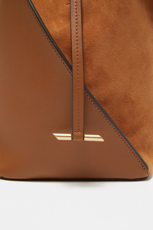 테넷 숄더 14 (Tenet Shoulder 14)는 여성스러운 스타일을 완성하는 미디엄 사이즈 숄더백입니다. 블랙과 브라운 두 가지 색상으로 출시되었으며, 소가죽과 스웨이드 소재의 조화가 고급스러운 분위기를 연출합니다. 링 장식과 사선 절개 디자인, 실버 하드웨어는 미니멀하면서도 시크한 매력을 더합니다. 탈부착 가능한 스트랩과 분리형 파우치, 3 way 연출, 스트랩 길이 조절 기능으로 실용성을 높였으며, 오피스룩과 모임룩에 활용하기 좋습니다.
