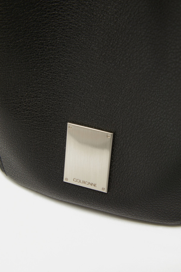 Teaberry 토트 17은 여성 사용자를 위해 디자인된 미디엄 사이즈 토트백입니다. 소가죽 소재에 그리드 패턴이 돋보이며, 블랙과 실버 두 가지 컬러로 제공됩니다. 3way 컨버터블 디자인으로 토트백, 숄더백, 크로스백 스타일 연출이 가능하며, 탈부착 스트랩과 경량 디자인으로 실용성을 더했습니다. 스크래치 방지 기능과 PU 안감, 실버 하드웨어, 다용도로 활용 가능한 특징이 있어 오피스룩, 모임룩, 데이트룩 등 다양한 TPO에 클래식, 미니멀, 시크 스타일을 연출하기 좋습니다.
