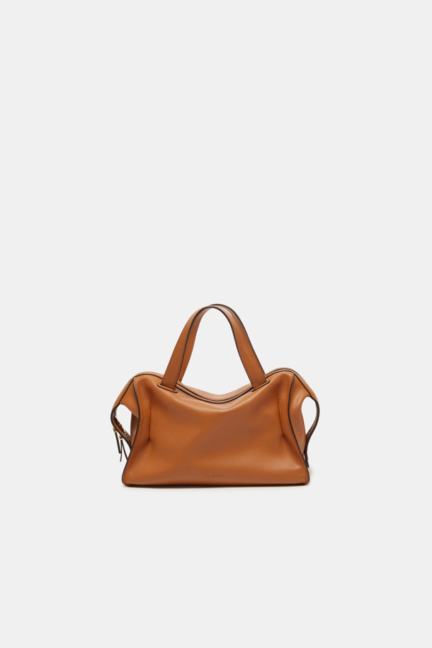 루보 토트 26은 자하 하디드의 건축물에서 영감을 받아 탄생한 여성 토트백입니다. 부드러운 네이키드 소가죽과 소가죽 소재로 제작되었으며, 브라운 컬러와 미니멀하고 클래식한 디자인이 특징입니다. 탈부착 및 길이 조절이 가능한 스트랩, 사각 형태, 골드 하드웨어 장식이 고급스러운 분위기를 더하며, 토트, 숄더, 크로스백으로 3way 연출이 가능합니다. 내부 지퍼 포켓 1개와 내부 포켓 1개가 있어 수납력을 높였으며, 오피스룩과 모임룩, 일상에서 시크하게 연출하기 좋습니다.
