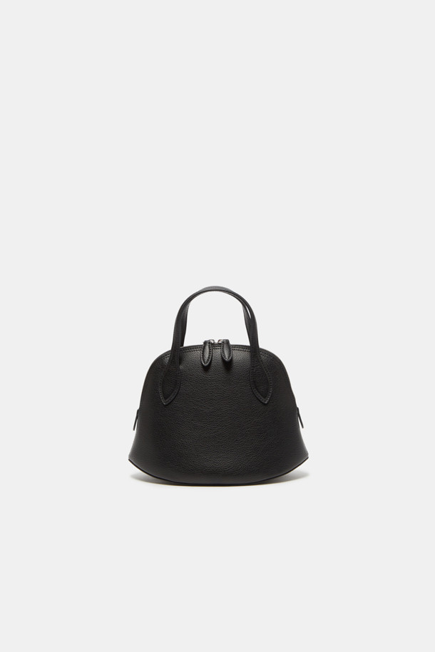 플레비 토트 27은 소가죽 소재의 여성용 미디엄 사이즈 토트백입니다. 블랙 컬러의 무지 디자인으로, 라운드형 쉐입과 클래식한 스타일을 연출합니다. 탈부착 가능한 스트랩과 내부 포켓이 있어 실용성을 높였으며, 엠보 슈렁큰 가공으로 고급스러운 질감을 더했습니다. 오피스룩, 출근룩, 모임룩에 매치하여 클래식, 미니멀, 시크한 무드를 완성할 수 있습니다. 실버 유광 하드웨어 디테일이 세련된 포인트를 더합니다.
